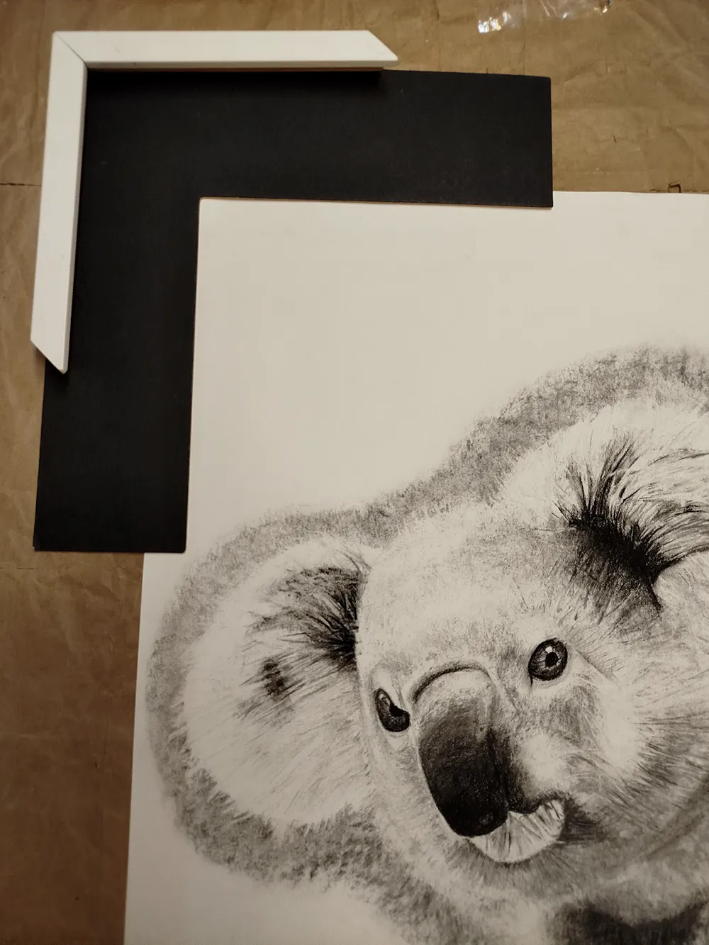 Test d’encadrement avec passe-partout noir et cadre blanc sur un dessin de koala, aperçu du rendu avant encadrement final