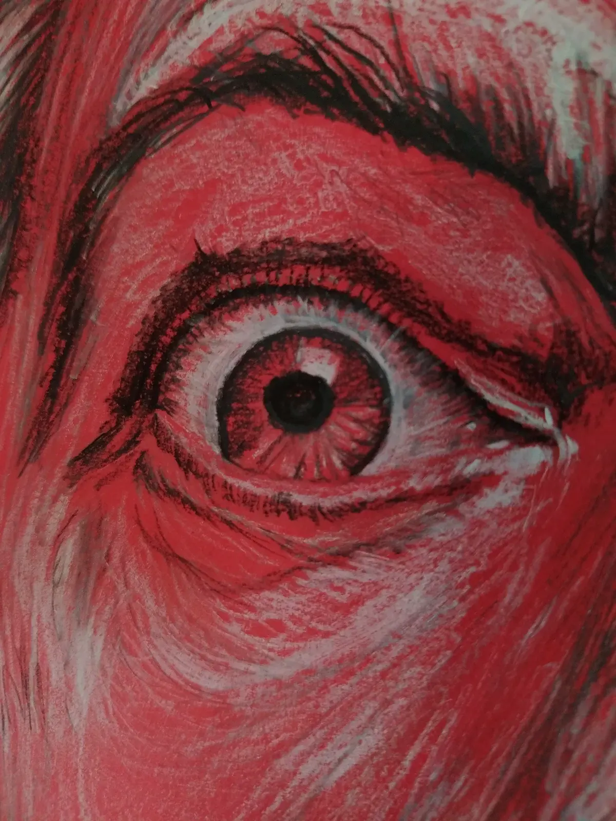 Gros plan sur l’œil d’un portrait inspiré de Salvador Dalí, travail surréaliste en noir et blanc sur fond rouge avec texture organique